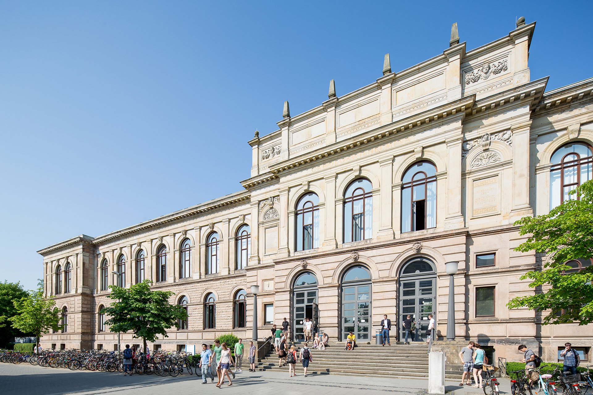 Students in front of the Altgebäude - the Historic Main Building