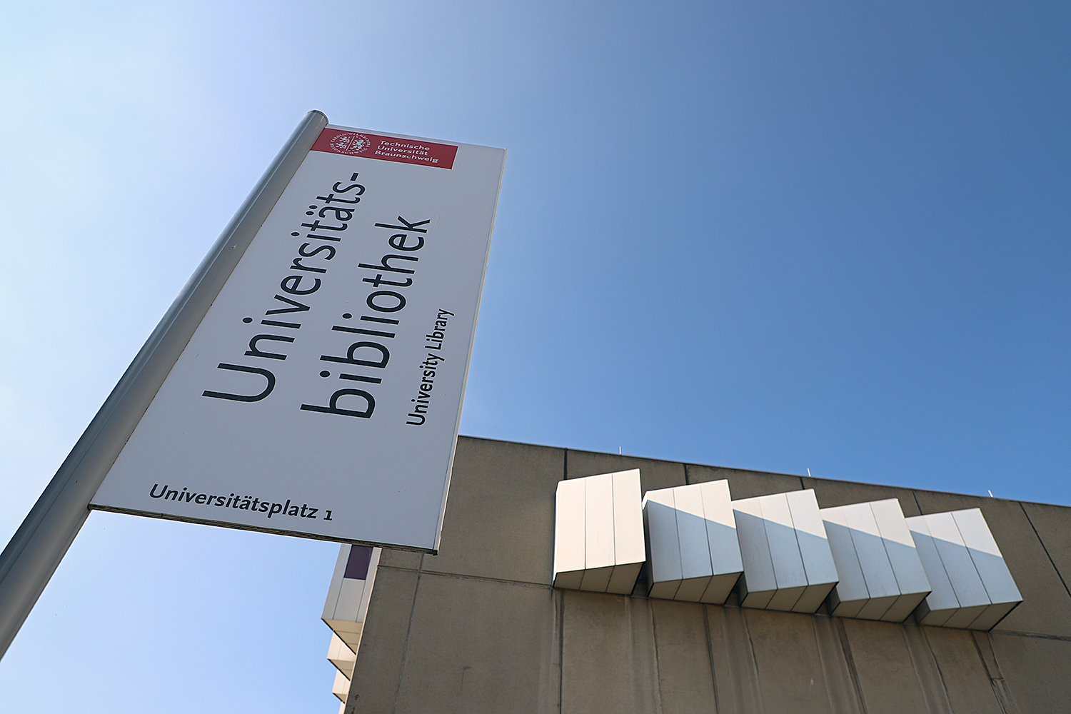 Beschilderung der Universitätsbibliothek auf dem Universitätsplatz