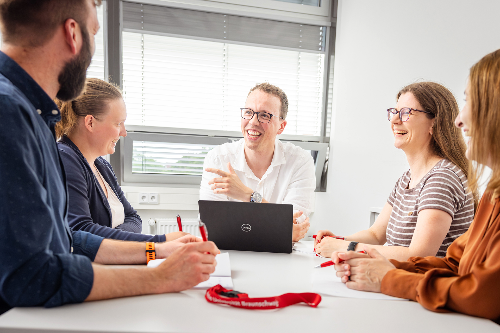 Mitarbeitende in einem Seminar