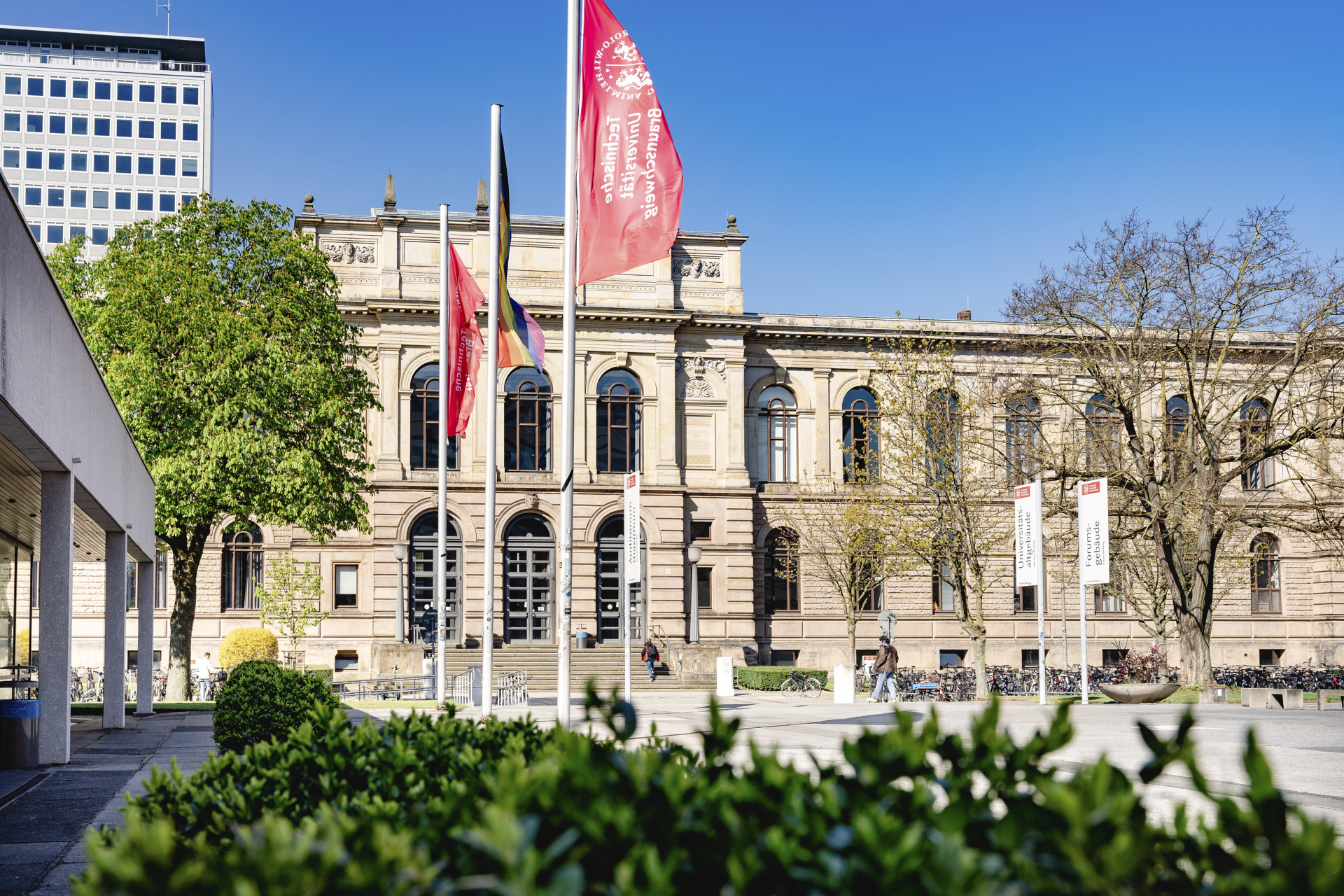 The TU Braunschweig's old building in spring.