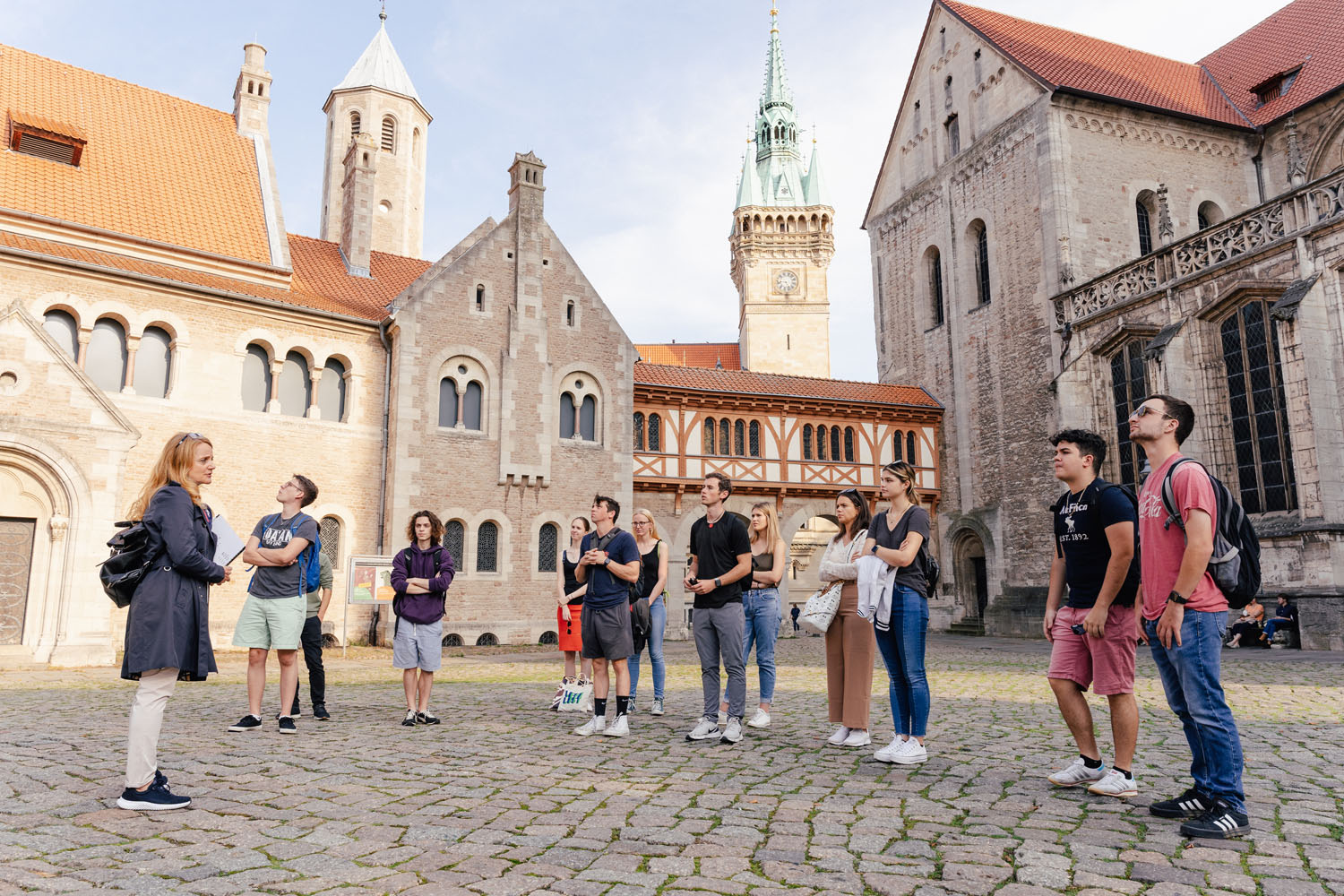  	Studierende bei einer Stadtführung durch das historische Stadtzentrum von Braunschweig