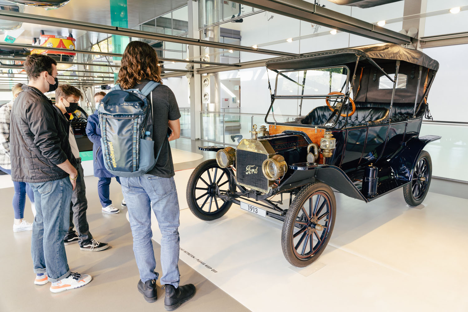 Studierende stehen vor einem historischen Auto