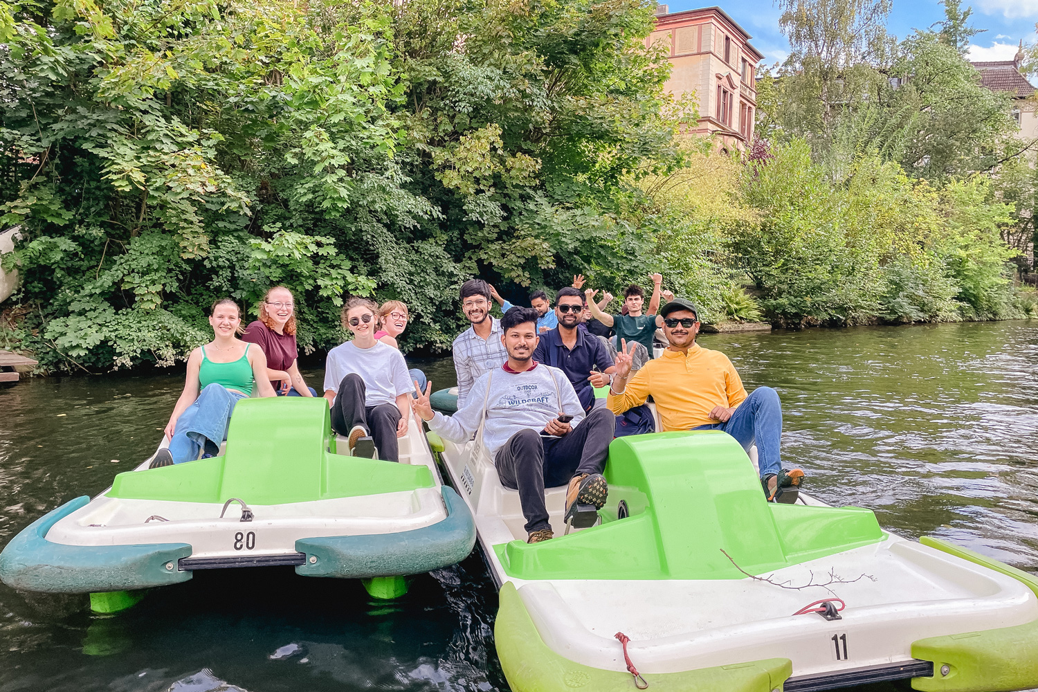 Studierende in Tretboden auf der Oker. 