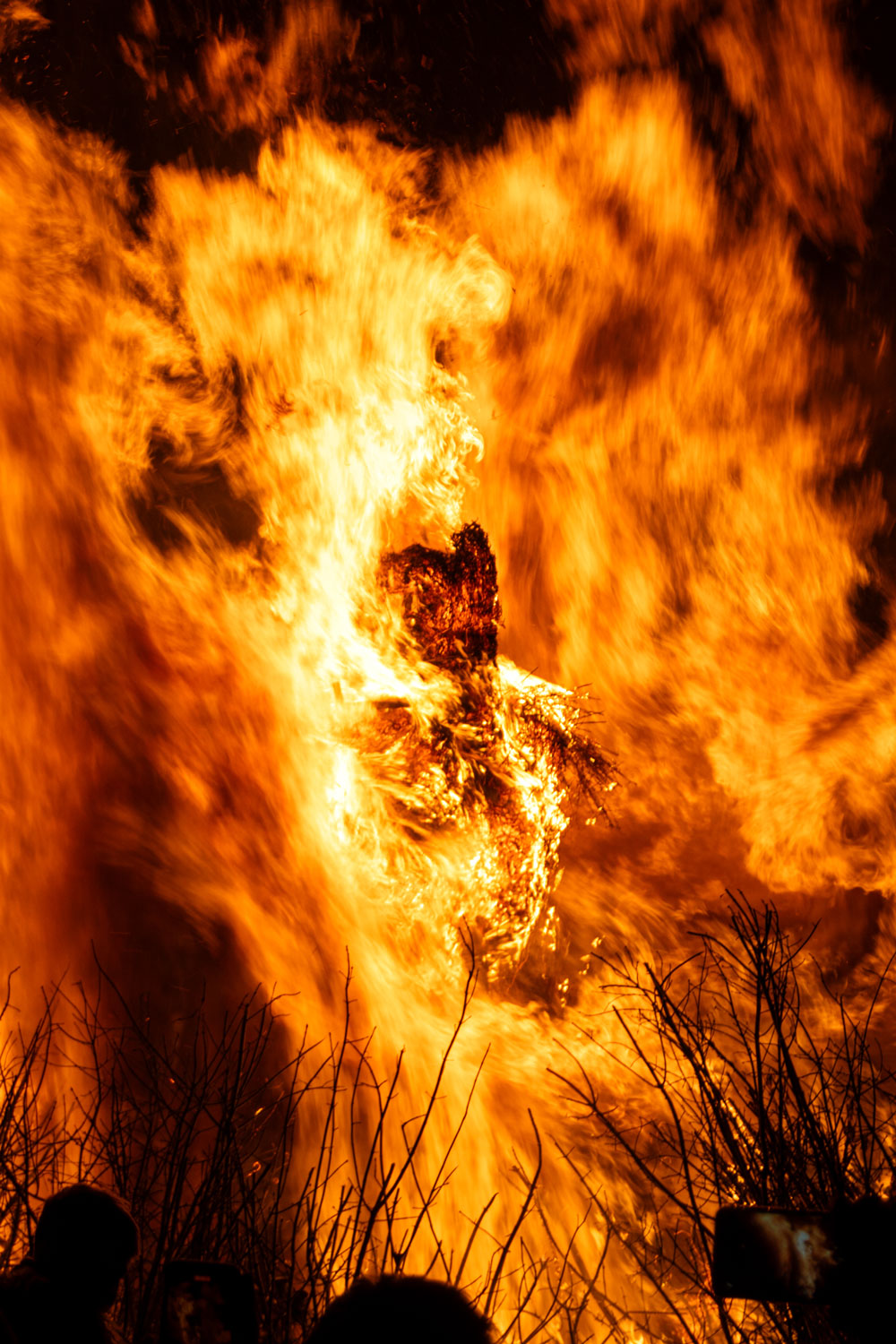 Eine Marionette verbrennt in einem großen Feuer.