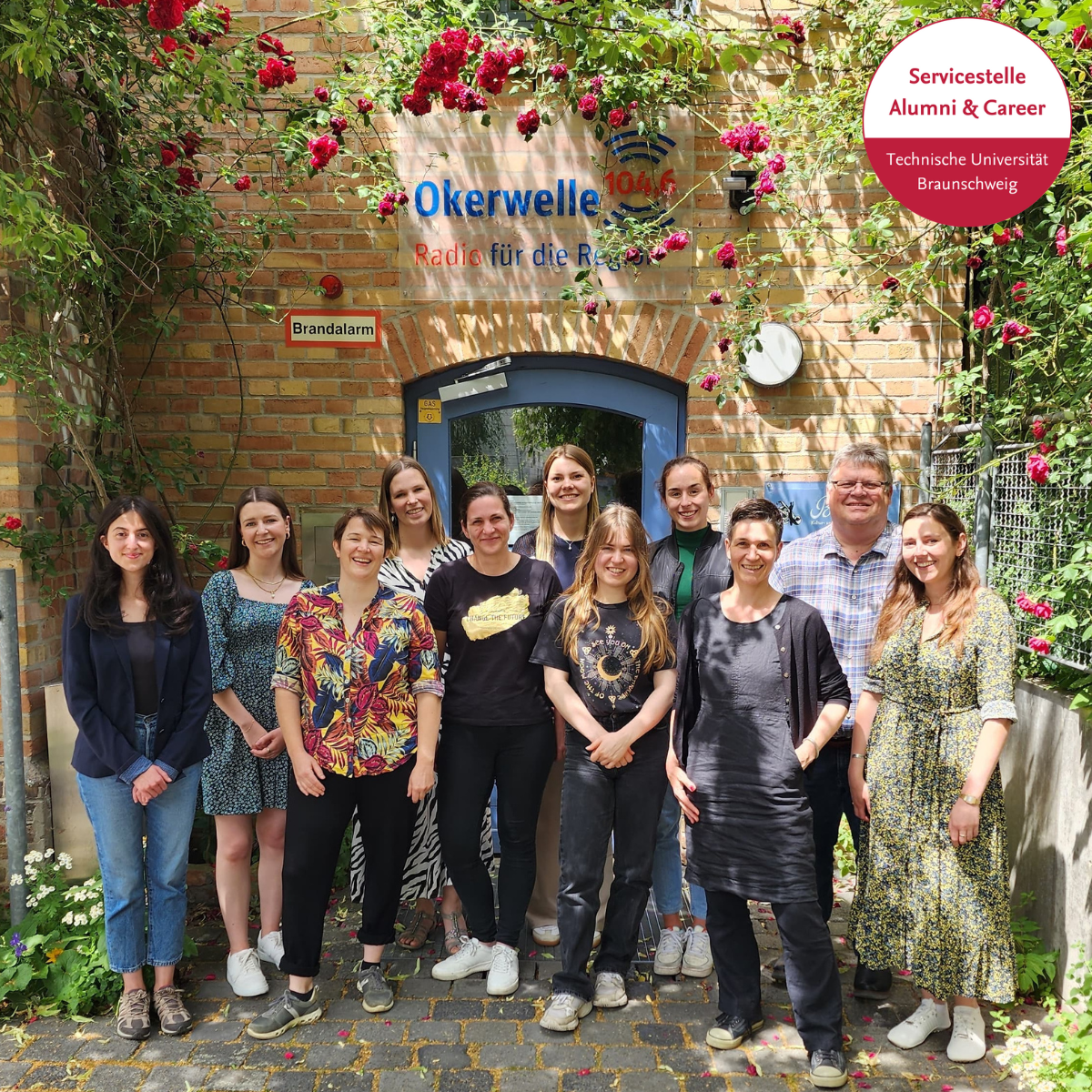 Alumni*ae und Stipendiat*innen der TU Braunschweig vor dem Sender Radio Okerwelle in Braunschweig