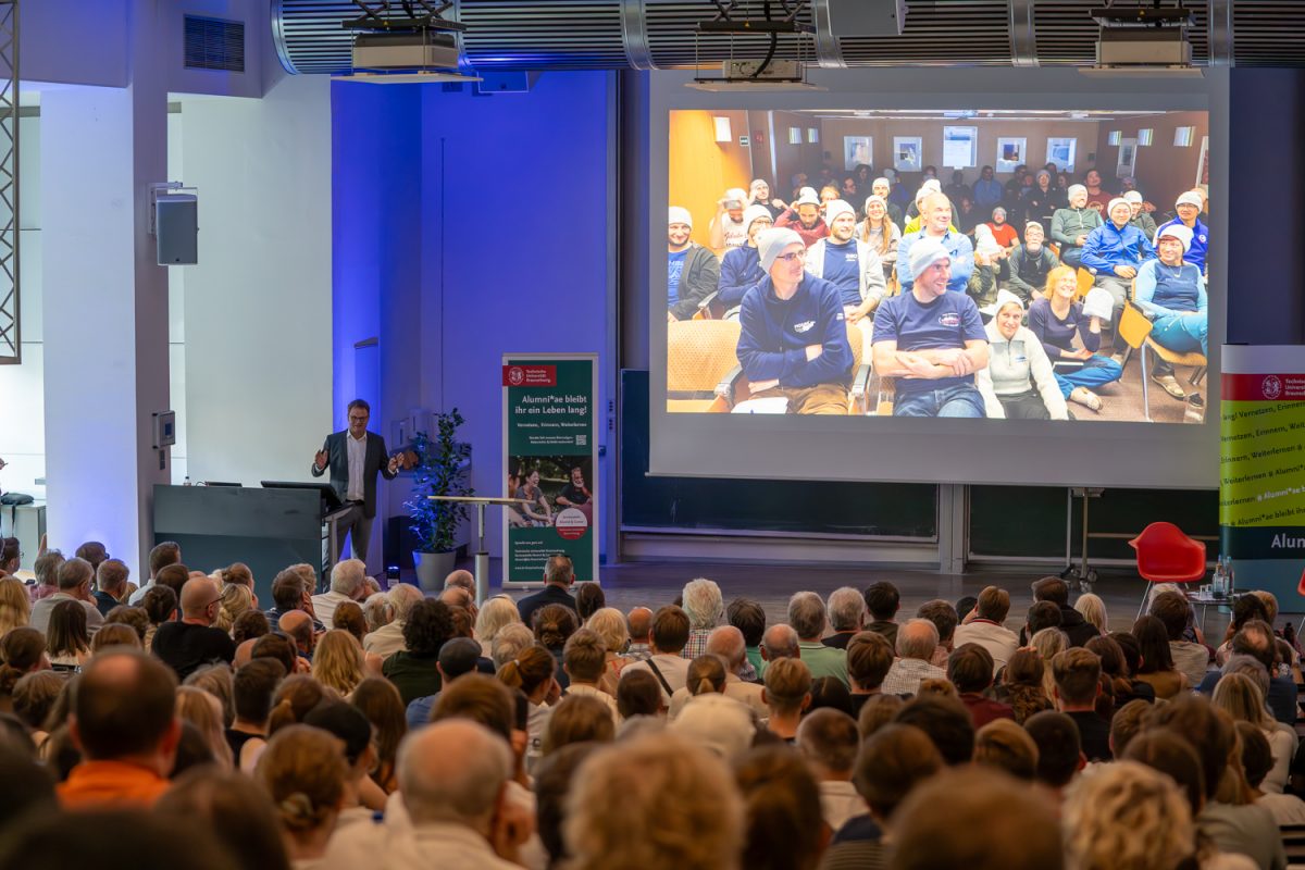 Zu sehen ist Referent Professor Markus Rex während seines Vortrags.