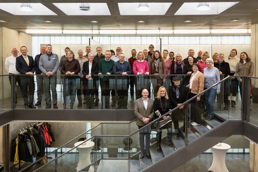 Zu sehen ist ein Gruppenfoto der Dienstjubilar*innen und Ruheständler*innen