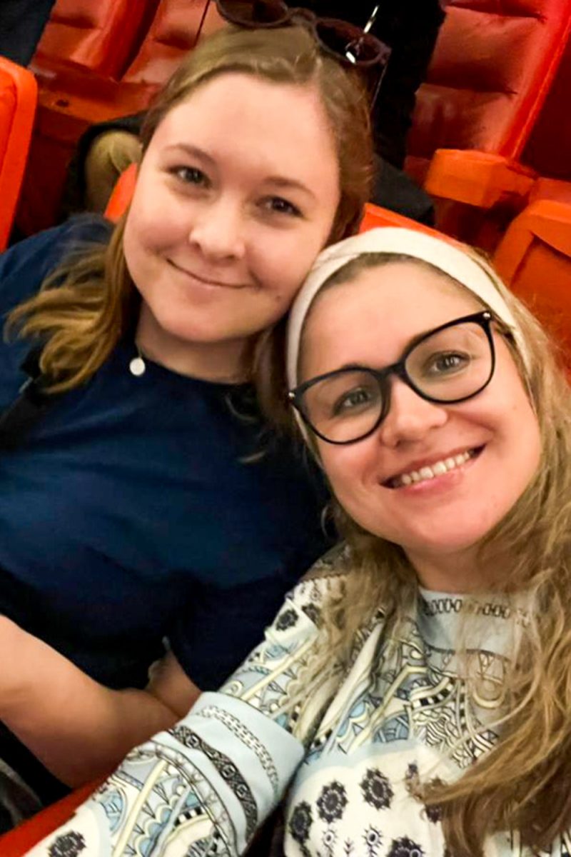 Meine ukrainische Mitbewohnerin und ich im Kino.