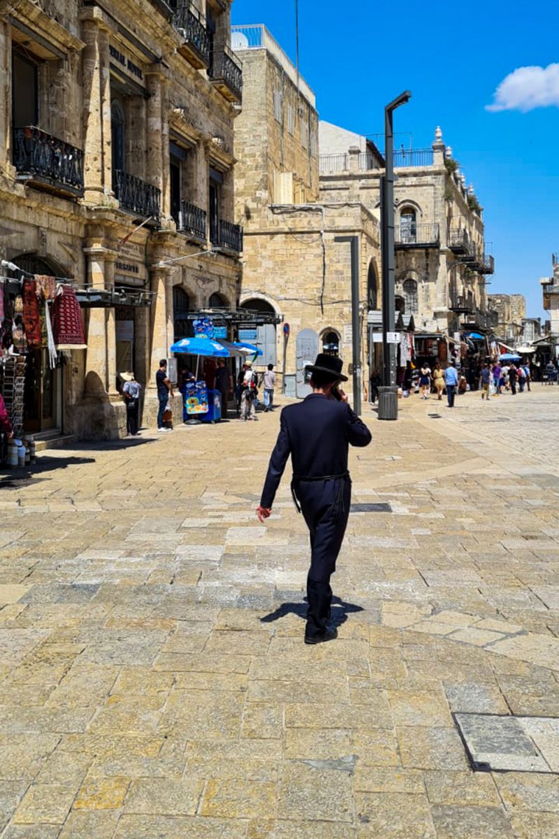 In Israel wohnen viele verschiedene Kulturen und jüdische Religionsgruppierungen zusammen. Ultra-orthodoxe Juden tragen vor allem schwarz und einen schwarzen Hut.
