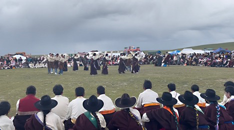 Beim Pferderennfest gab es auch einen Tanzwettbewerb. Im Hintergrund ist eine Hüpfburg zu sehen.