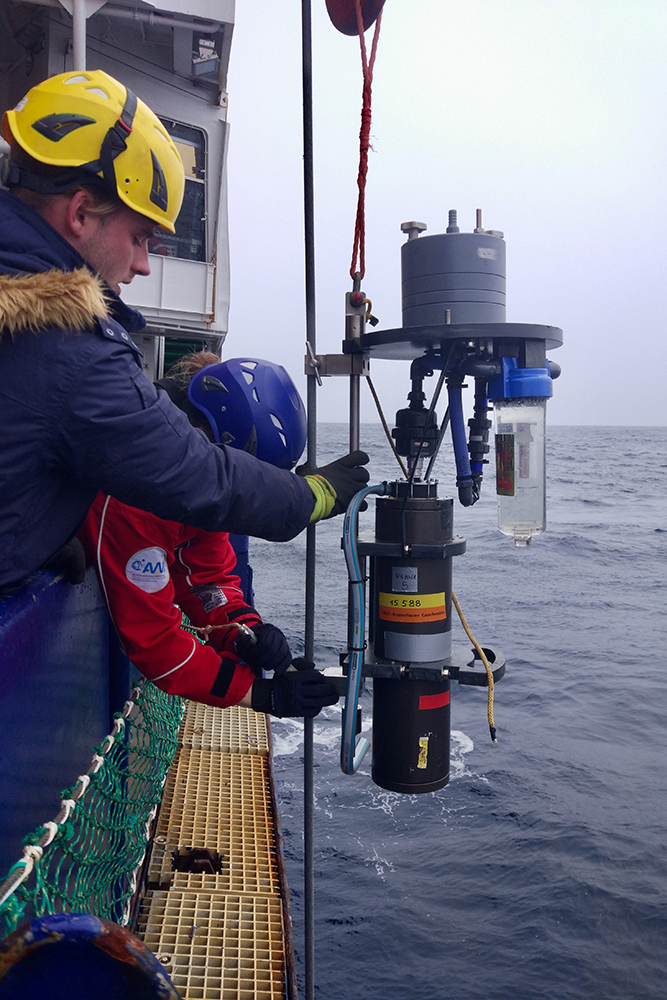 Während der Forschungsreise konnte Marta Pérez Rodríguez Meeressedimente in einer Tiefe bis zu 8.000 Metern und Wasserproben in einer Tiefe von 7.000 Metern nehmen.