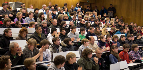 Schülerinnen und Schüler im Hörsaal