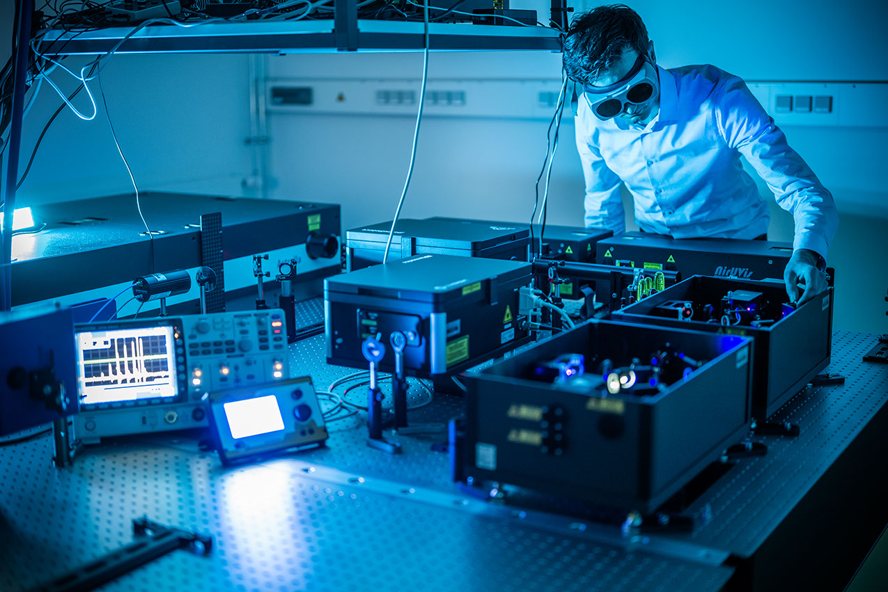 Lasertisch im Forschungszentrum LENA