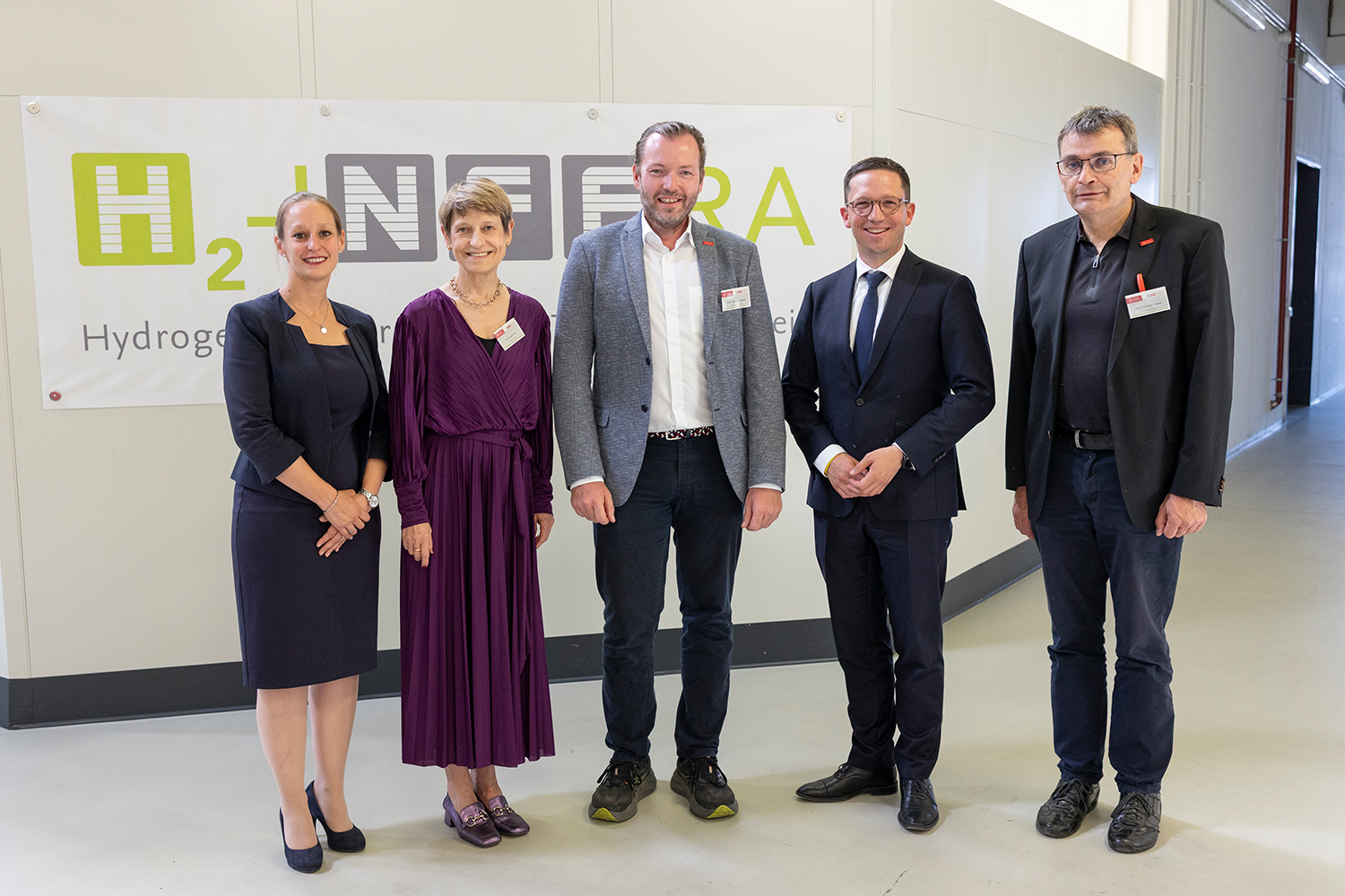 Förderbescheidübergabe für das Projekt „H2-iNFFra“ am 21.08.2025 am NFF: Prof. Sabrina Zellmer (stellv. Leitung am Fraunhofer IST und Universitätsprofessorin für Batterie- und Brennstoffzellen-Prozesstechnik an der TU Braunschweig), Angela Ittel (Präsidentin der TU Braunschweig), Prof. Michael Heere (Projektleiter, TU Braunschweig), Falko Mohrs (Niedersächsischer Wissenschaftsminister) und Prof. Thomas Vietor (Sprecher des NFF, TU Braunschweig). 