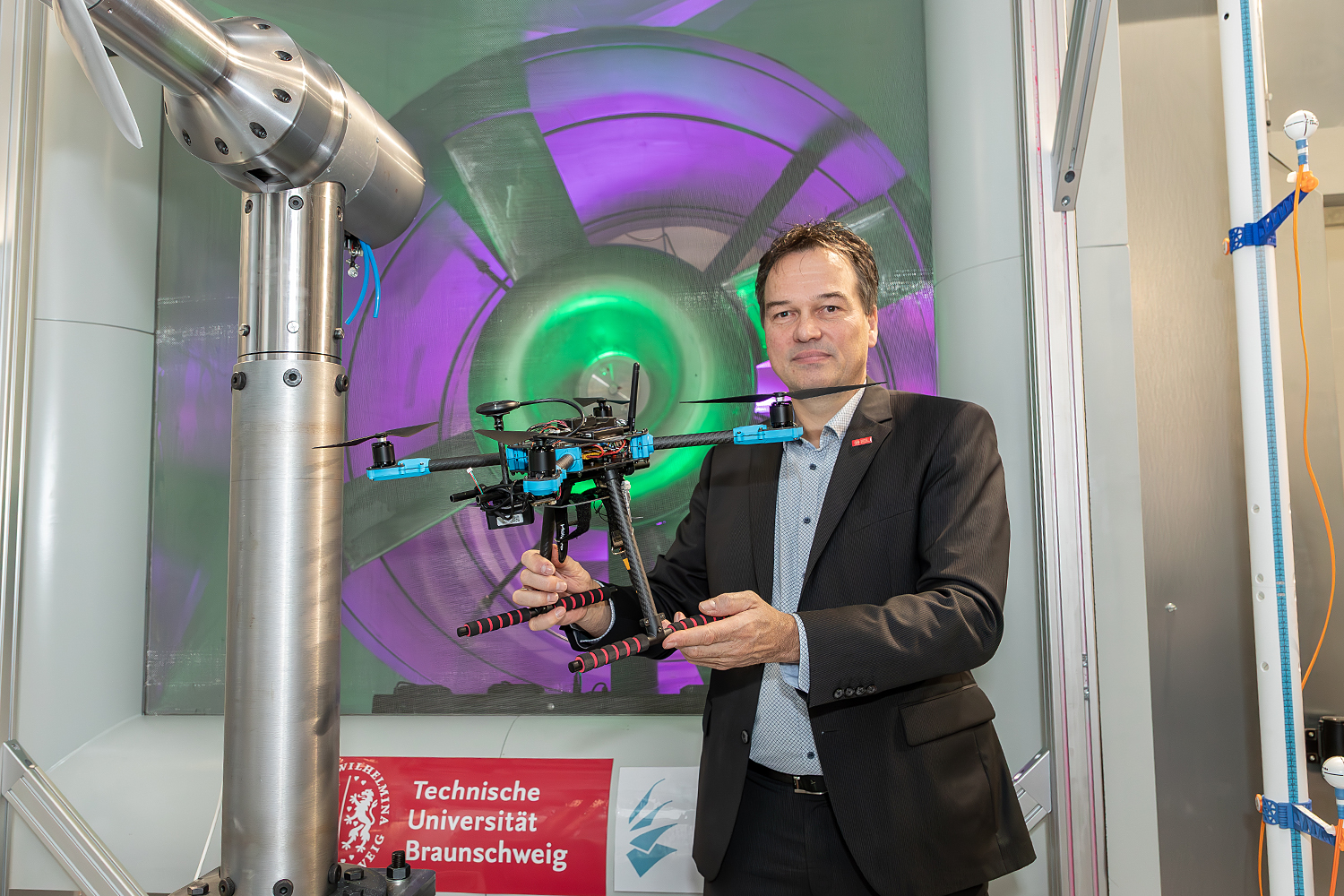 Prof. Dr. Jens Friedrichs mit Drohne im neuen Windkanal der TU Braunschweig. 