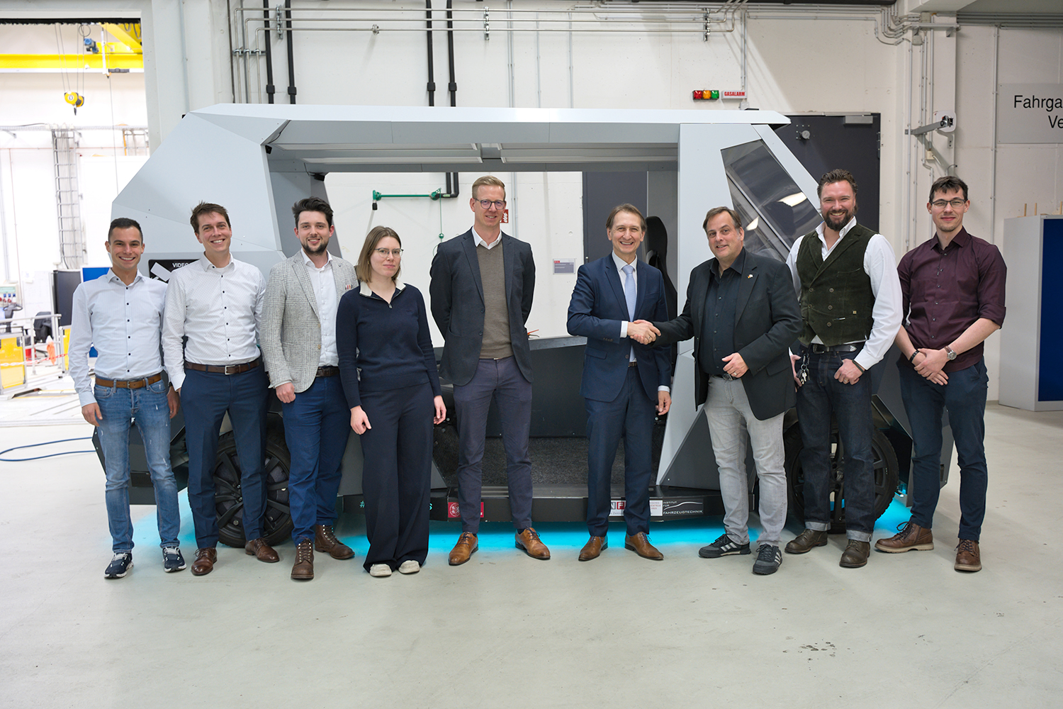 Der KBA-Präsident besuchte am 3. Dezember 2025 das NFF in Braunschweig (v.l.n.r): Niklas Heise, Jannes Iatropoulos, Philip Wallis, Emma Strenge, Thies Weinand (Teamleiter und Projektmanager „Typgenehmigung – Autonomes Fahren“ KBA), KBA-Präsident Richard Damm, Prof. Roman Henze, Dr.-Ing. Maximilian Flormann, Henrik Münchhausen.