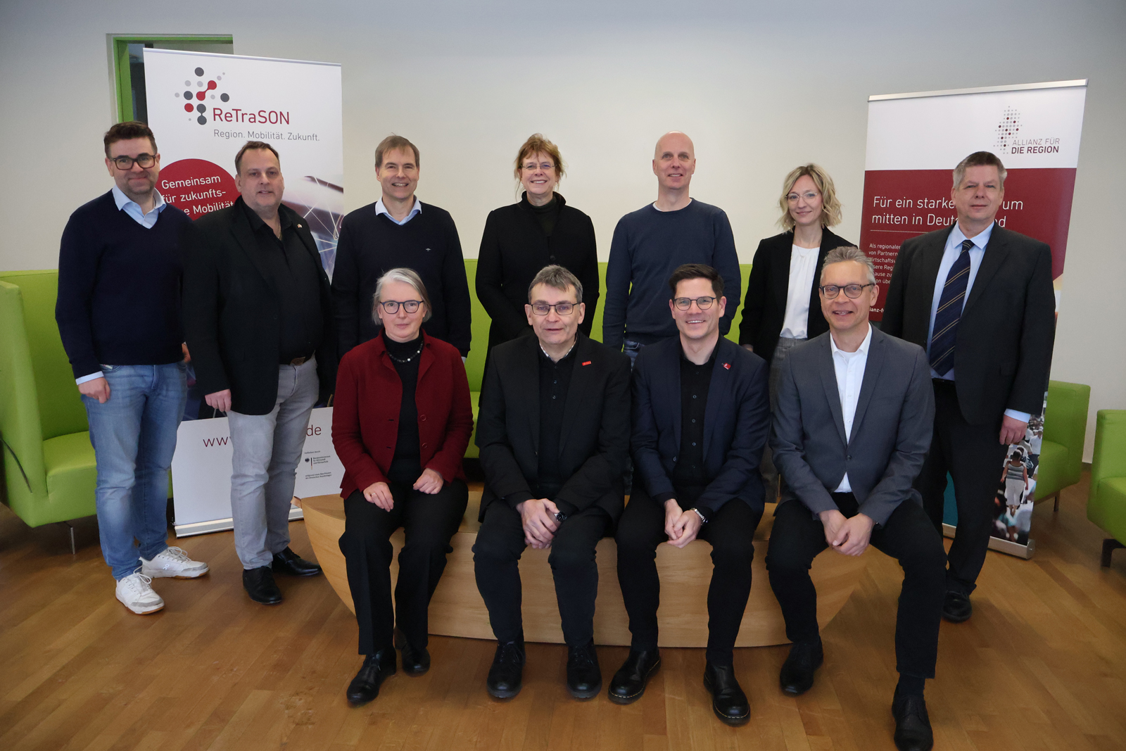 Die Forschungspartner*innen setzen die Zusammenarbeit im Transformationsnetzwerk ReTraSON fort (v.l.n.r.): Prof. Dr. David M. Woisetschläger, NFF/TU Braunschweig, Prof. Dr.-Ing. Roman Henze, NFF/TU Braunschweig, Prof. Dr.-Ing. Holger Brüggemann, Ostfalia, Prof. Dr. Ina Schiering, Ostfalia, Prof. Dr. Simone Kauffeld, NFF/TU Braunschweig, Prof. Dr.-Ing. Thomas Vietor, NFF/TU Braunschweig, Hinrich Weis, Thomas Ahlswede-Brech, Simone Lange (alle drei Allianz für die Region - ReTraSON), Dr.-Ing. Henning Mosebach, DLR, Prof. Dr.-Ing. Peter Hecker, TU Braunschweig.