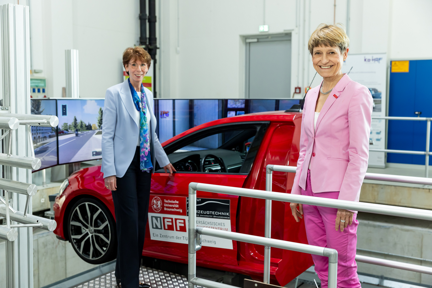 Hauke Stars gemeinsam mit Prof. Dr. Angela Ittel am Dynamischen Gesamtfahrzeugsimulator des NFF (Niedersächsisches Forschungszentrum Fahrzeugtechnik). 
