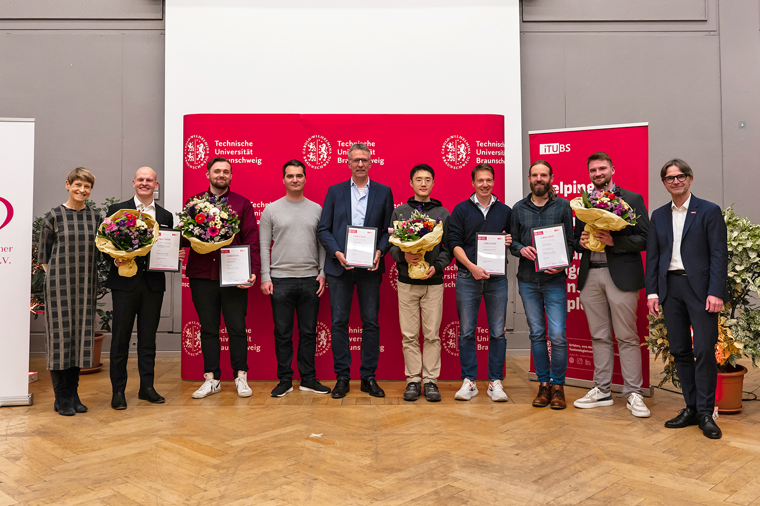 TU-Präsidentin Prof. Dr. Angela Ittel freute sich mit den Preisträgern Jan Hölzer, Till Hagemann, Marvin Sachs, Prof. Dr. Tim Fingscheidt, Yihui Fu, Prof. Dr. Christof Backhaus, Prof. Dr. Thorsten Schoormann, Prof. Dr. Frederik Möller und TU Vizepräsident Studium und Lehre Prof. Dr. Knut Baumann.