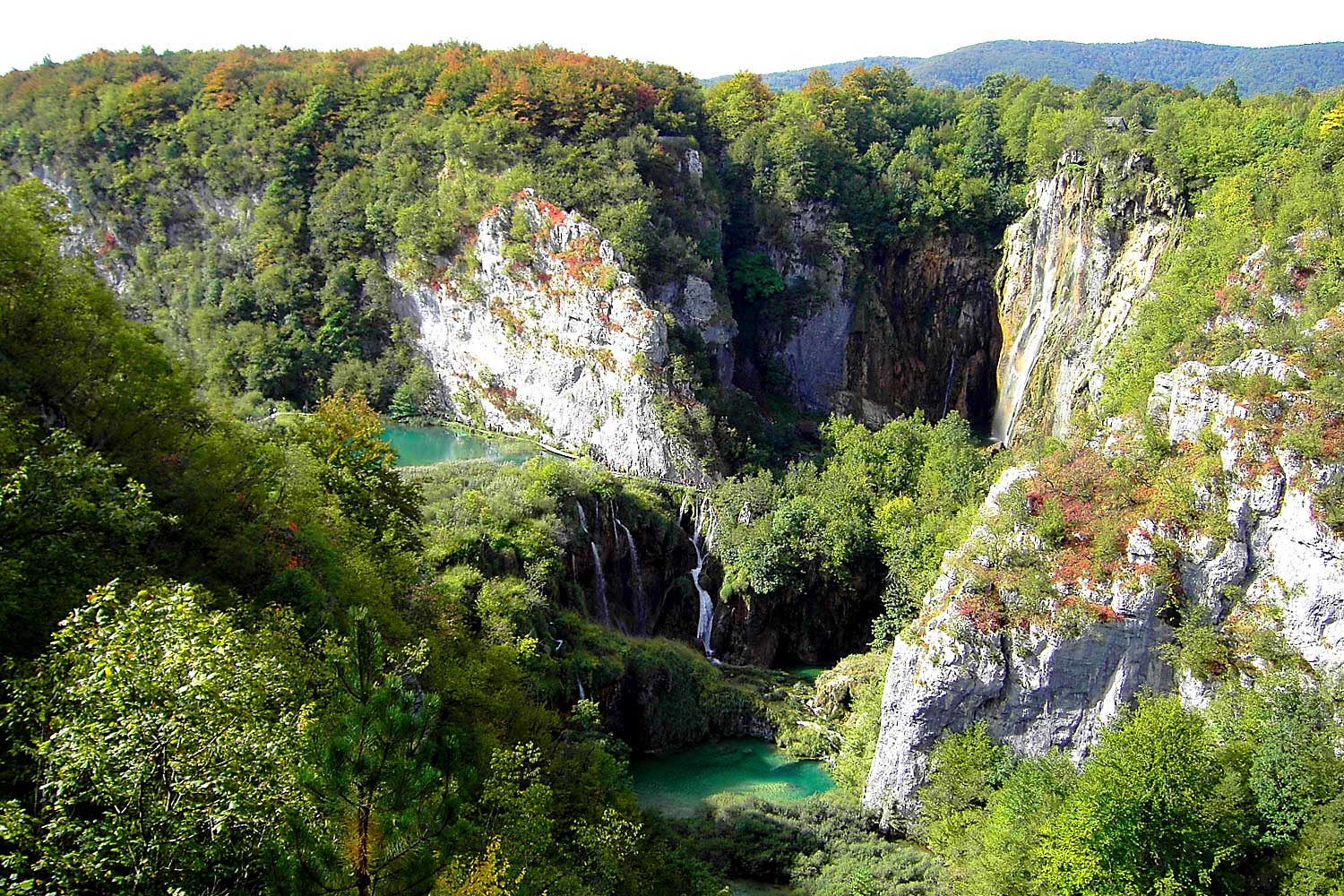 Karstlanschaft rund um die Plitvicer Seen in Kroatien.