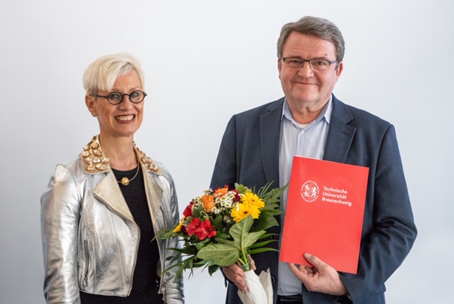 Präsidentin gratuliert zum 40-jährigen Dienstjubiläum