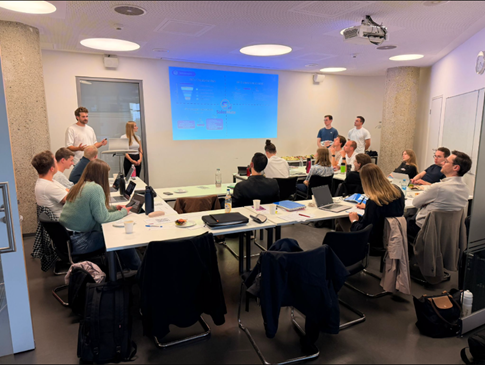 Studierende bei der Präsentation und Diskussion ihrer Lösungsansätze.