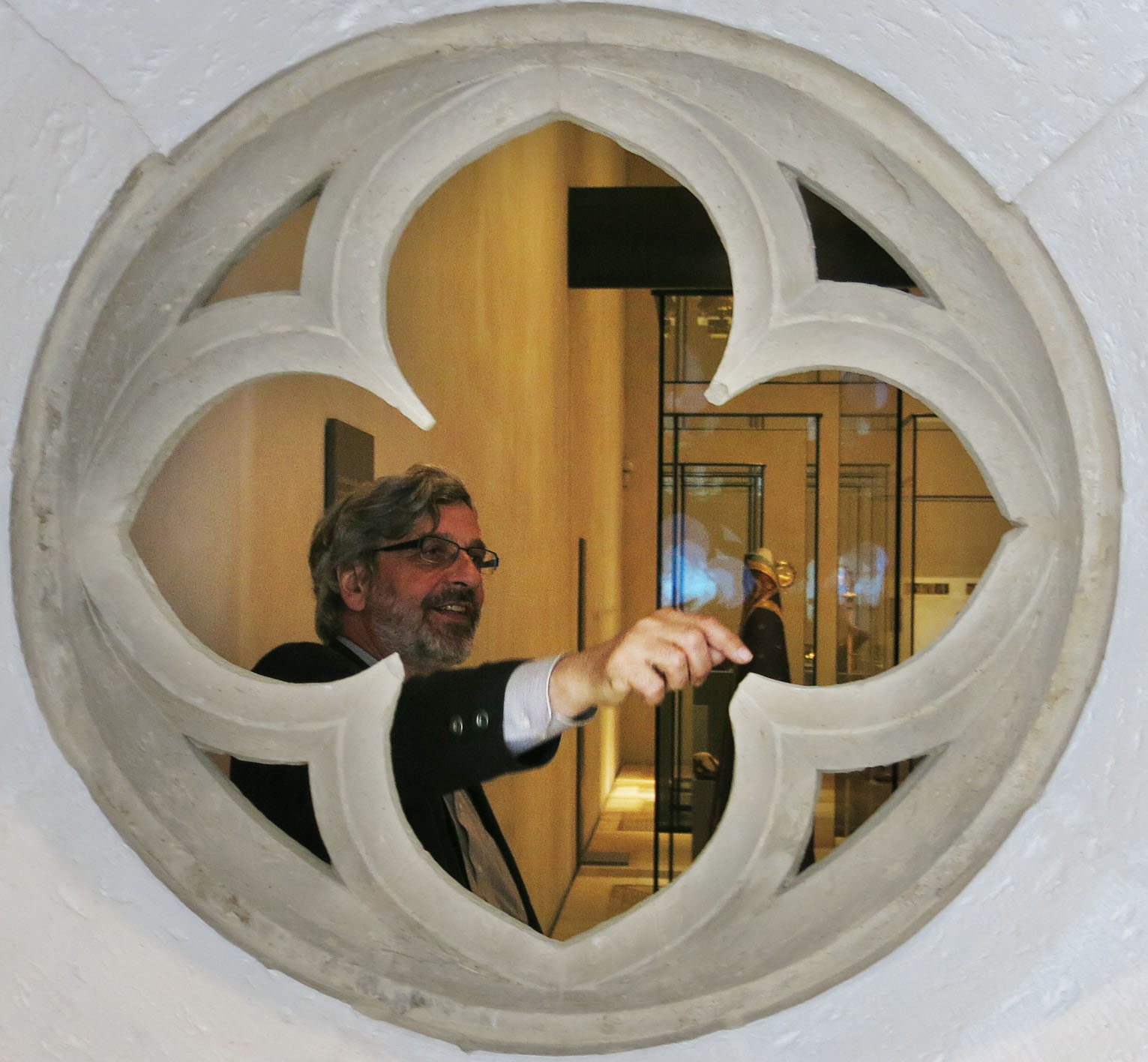 Prof. Dr.-Ing. Karl Bernhard Kruse an einem Maßwerkfenster