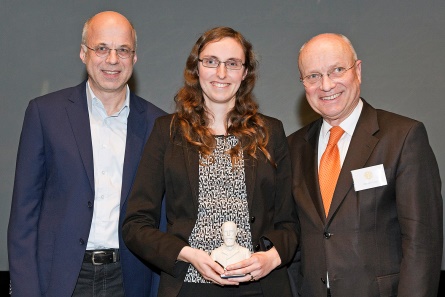 v.l. Doktorvater Prof. Rainer Krull mit der Preisträgerin Dr. Antonia Dannheim und BHB-Präsident Dr. Wolf-Michael Schmid.