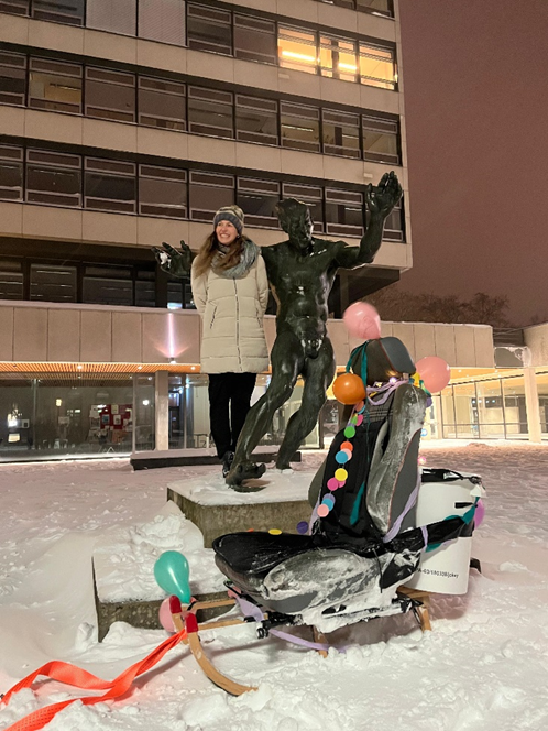 Anna Dinius auf dem Universitätsplatz der TU Braunschweig zur Promotionsfeier