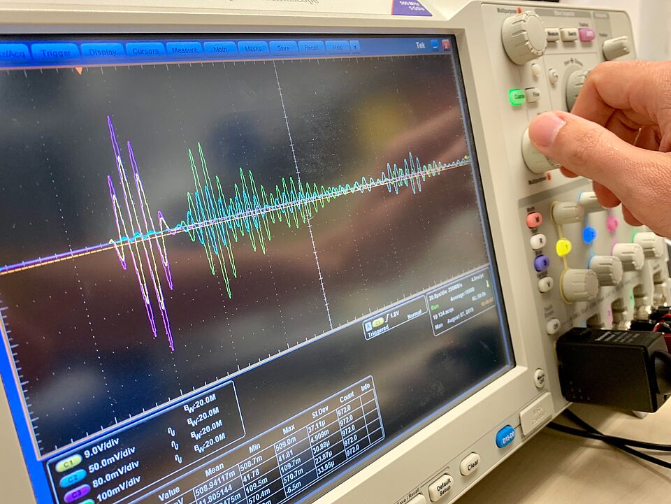 Oscilloscope showing detected wave packets 