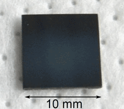 Foto einer YBCO-Schicht auf einem 10 x 10 mm² Strontiumtitanat-Substrat.