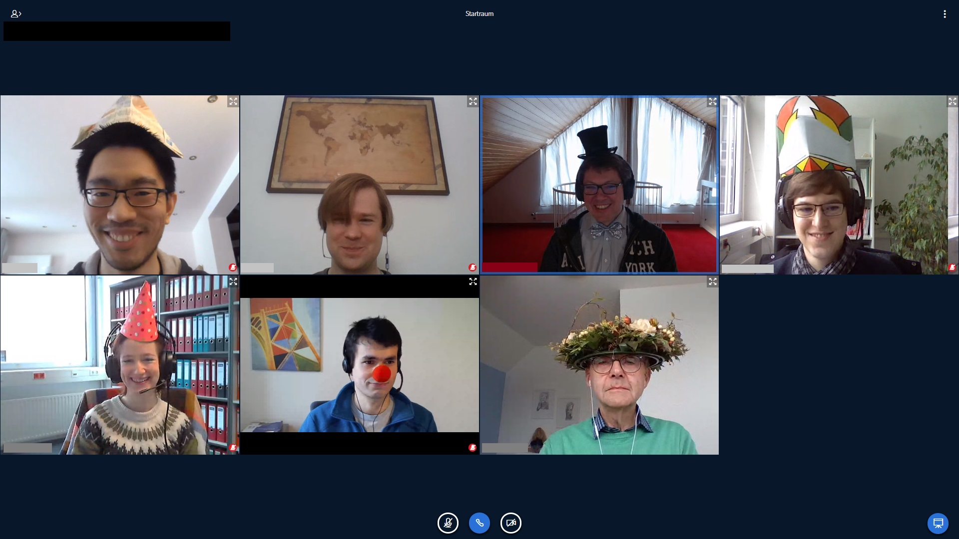 Screenshot einer Videokonferenz mit Karnevalshüten