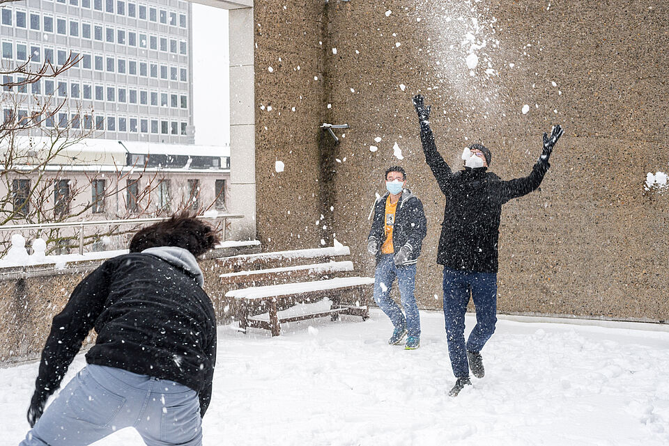 Foto einer Schneeballschlacht