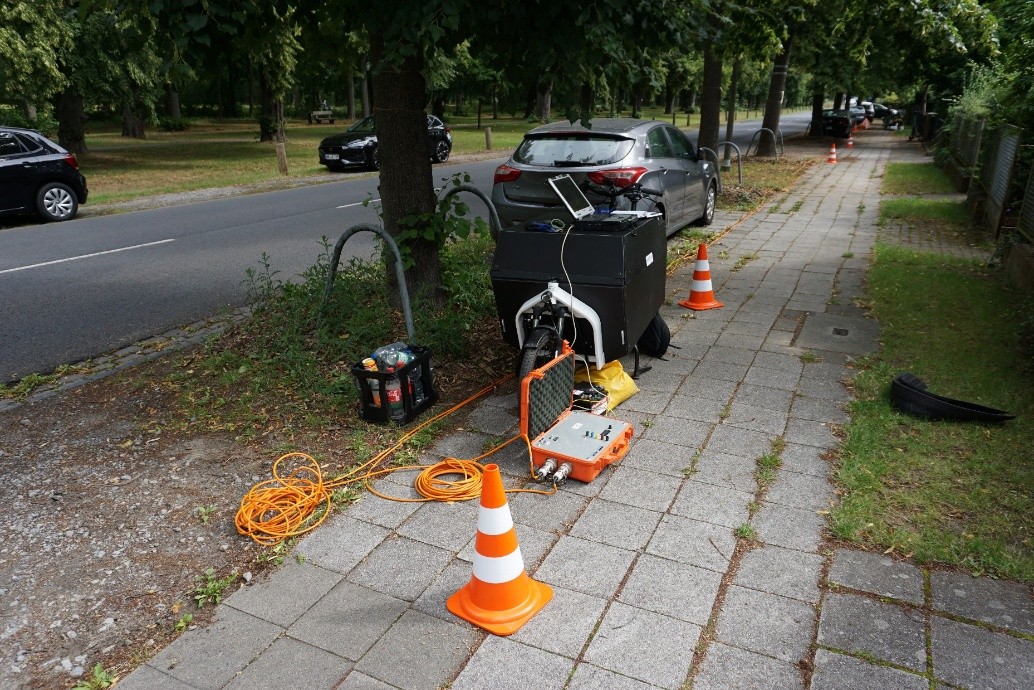 Geoelektrische Messung im urbanen Raum (Braunschweig): Dauerhaft im Boden installierte Elektroden ermöglichen monatliche Monitoringmessungen des spezifischen elektrischen Widerstands. So lassen sich Veränderungen der Bodenfeuchte erfassen, die mit der Wasseraufnahme von Stadtbäumen in Zusammenhang stehen. Das benötigte Messequipment wird dabei mit einem Lastenrad transportiert.