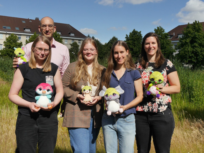 Ini-Seg Team, 5 Menschen die Plüschtiere tragen