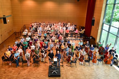 Vorschaubild Gruppenfoto Unichor und -orchester