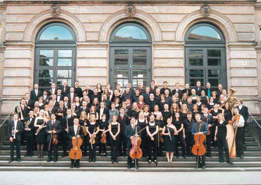 Chor und Orchester vor dem Altgebäude der TU Braunschweig 2001