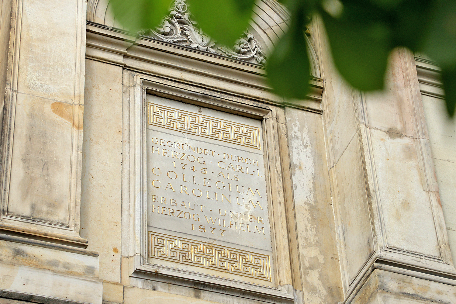 Gegründet 1745: Deutlich sichtbar prangt das Gründungsdatum des Collegium Carolinum an der Fassade des Altgebäudes.
