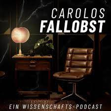 Podcastcover Arbeitplatz in dunklen farben, Licht durch schreibtischlampe, brauner Leder-Drehstuhl