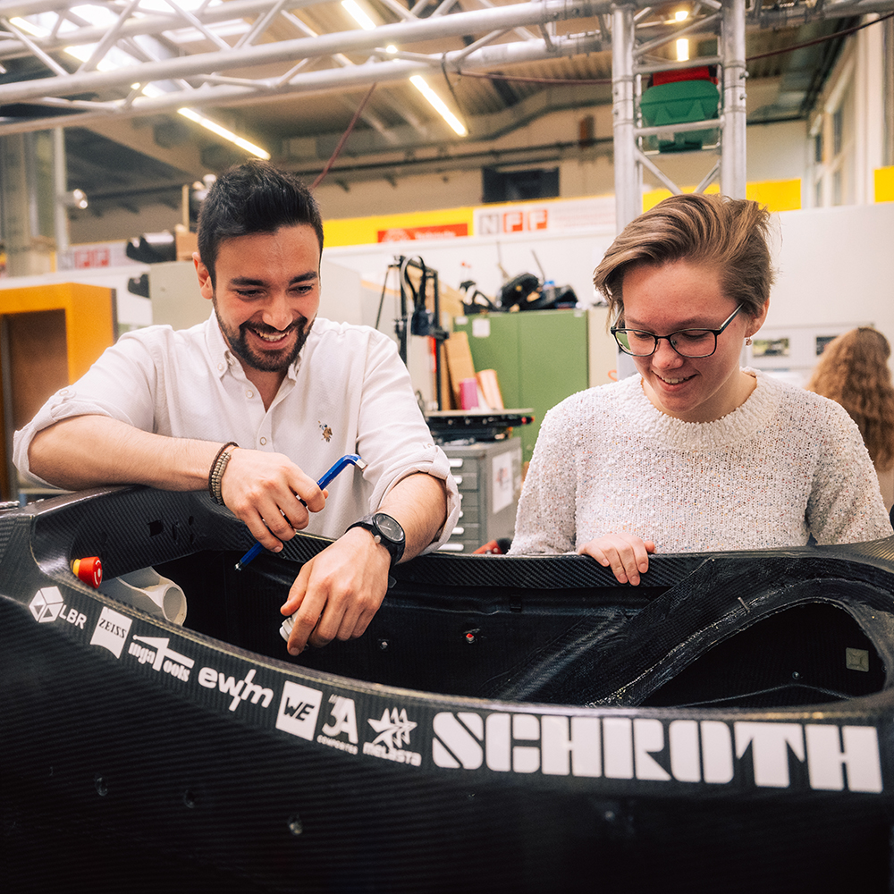 Studierende am Rennwagen des Lion Racing Teams