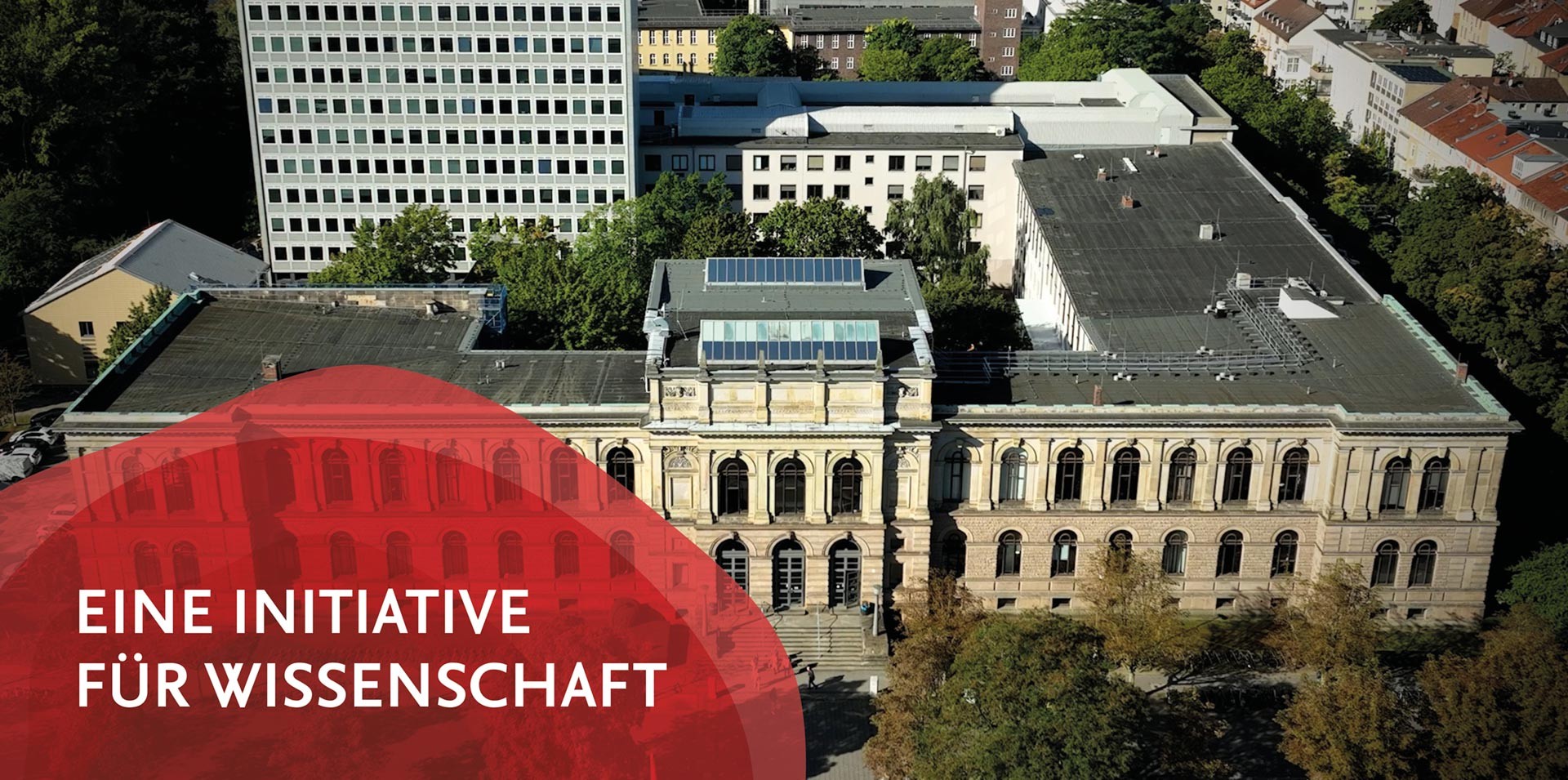 Altgebäude und Okerhochhaus aus der Vogelperspektive mit dem Kampagnen-Schriftzug Wissen Schafft Mehr