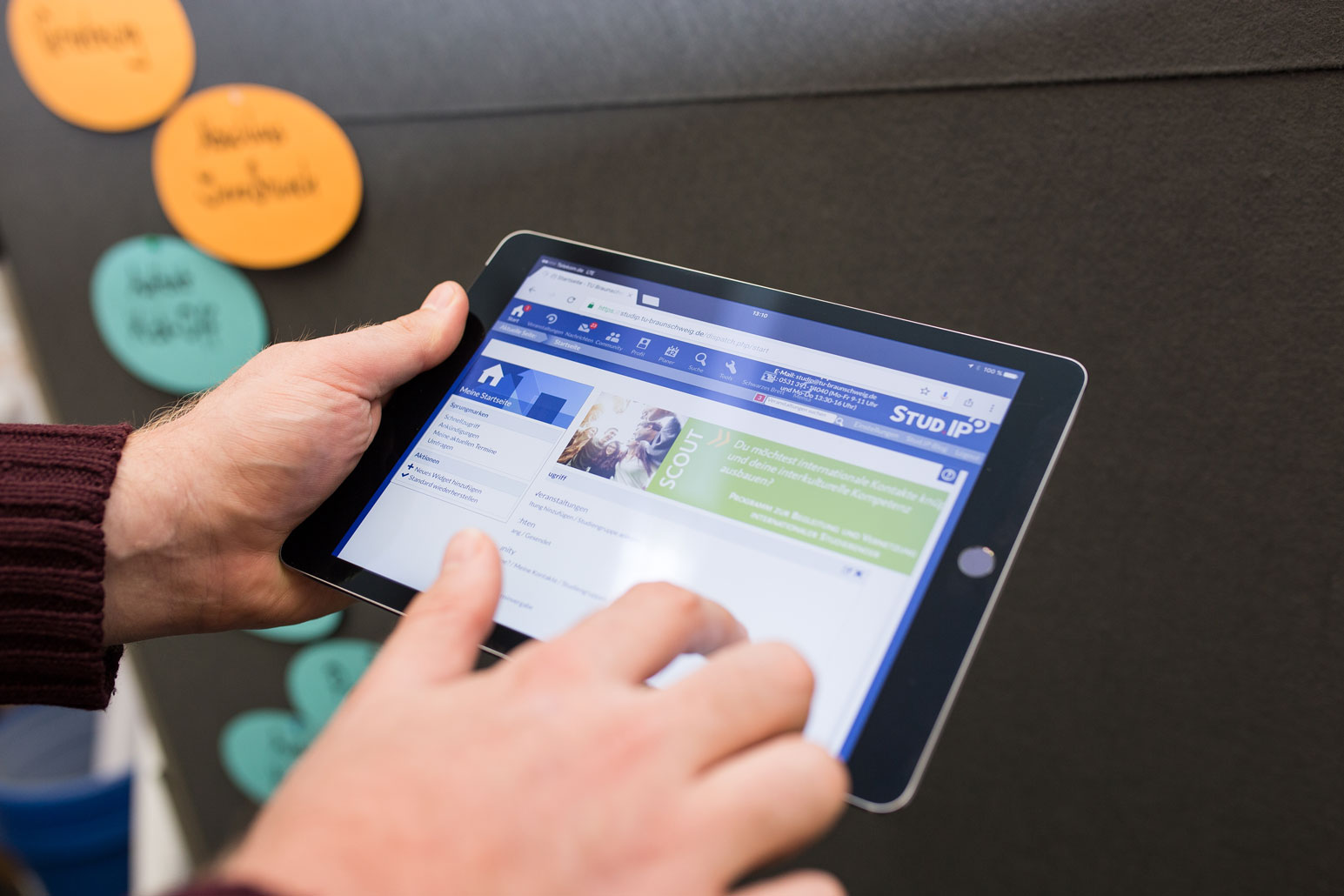 Eine Person hält ein Tablet in der Hand 
