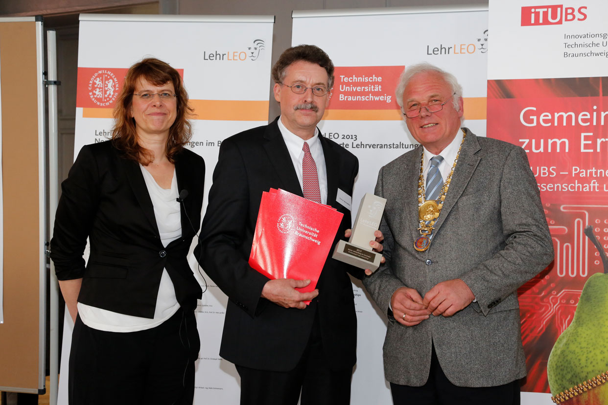 Preisträger Prof. Dr. Bernd Meier mit Prof. Dr. Simone Kauffeld (li.) und TU-Präsident Prof. Dr. Jürgen Hesselbach (re.)