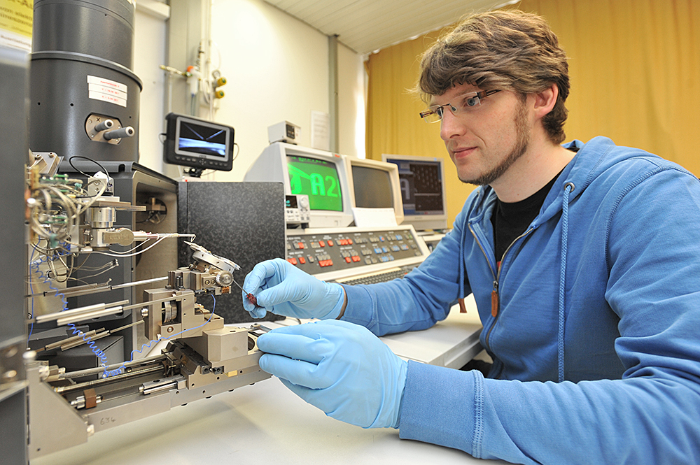 Einbau einer Probe in ein Raster-Elektronen-Mikroskop am Institut für Halbleitertechnik