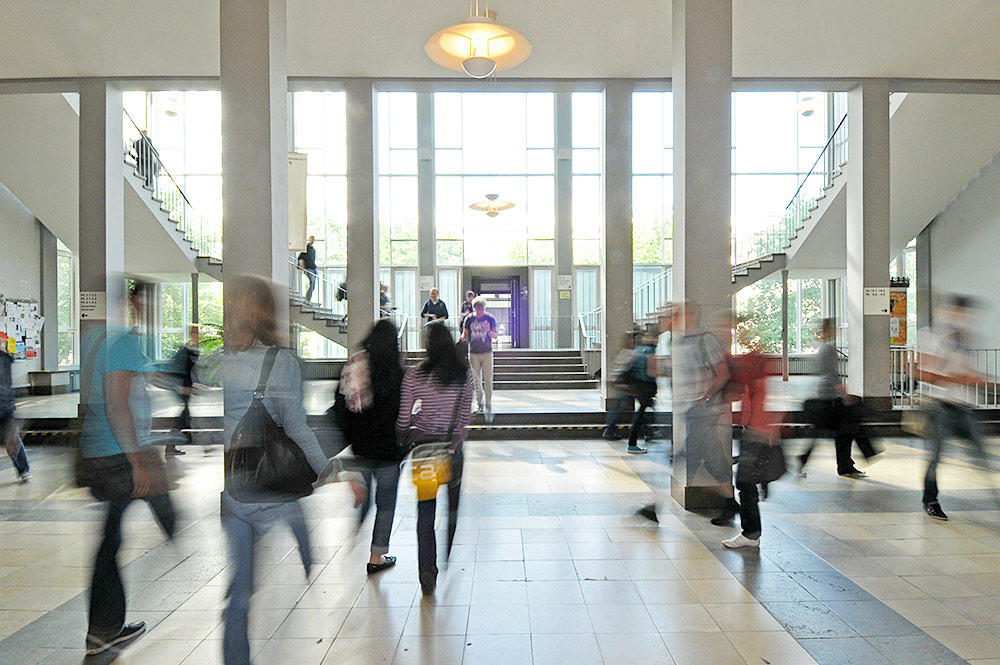 Silouetten im Foyer des Altgebäudes