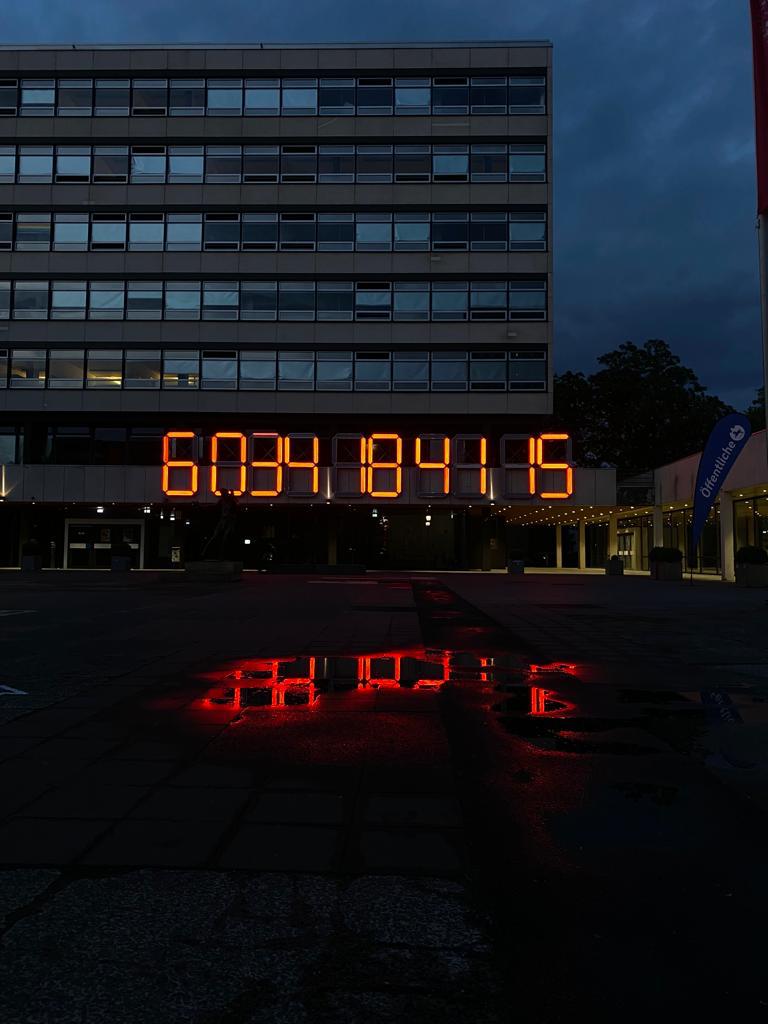 Das Foto zeigt die Climate Crisis Clock am Forumsgebäude der TU Braunschweig bei Nacht