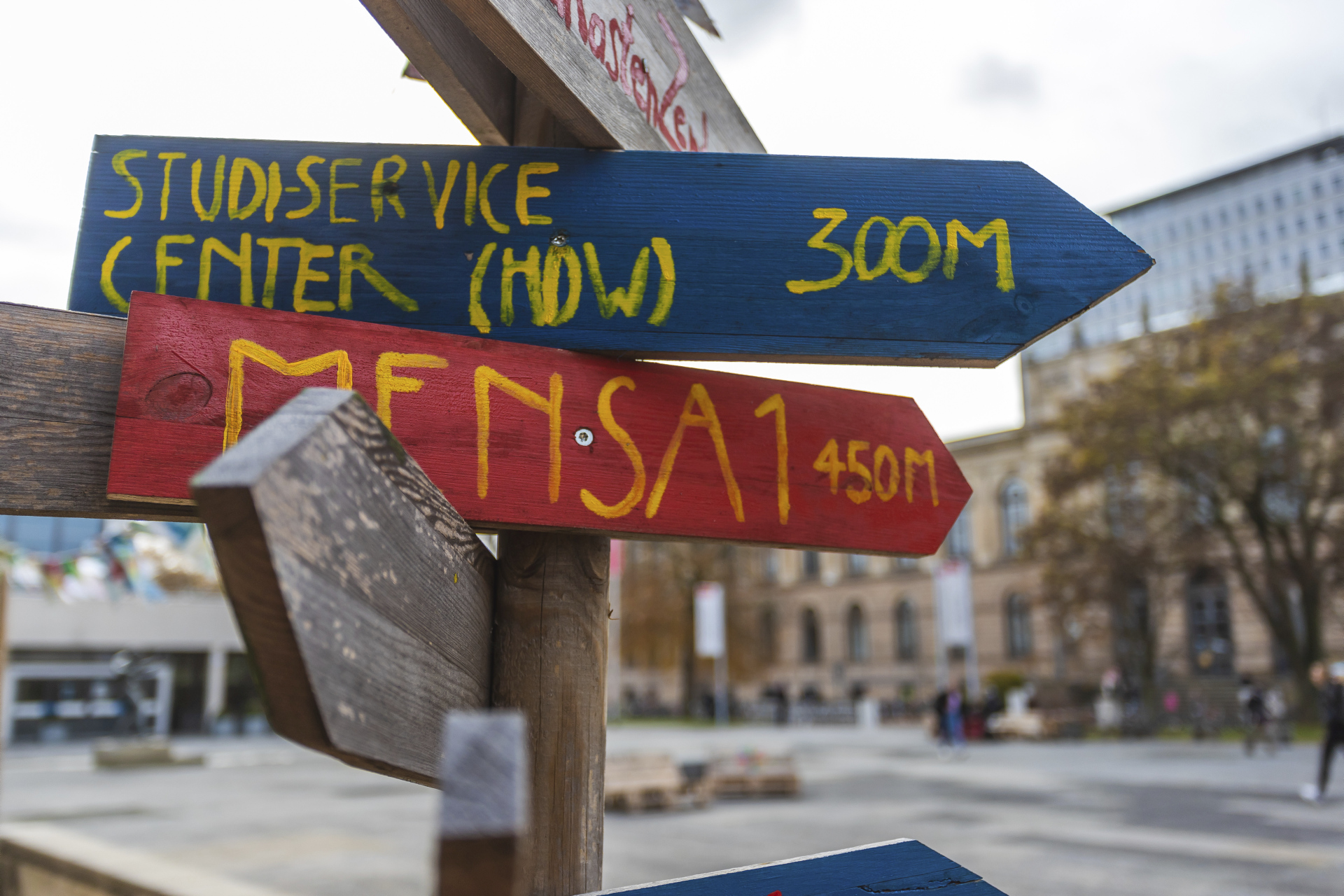 Auf dem Universitätsplatz im Herbst