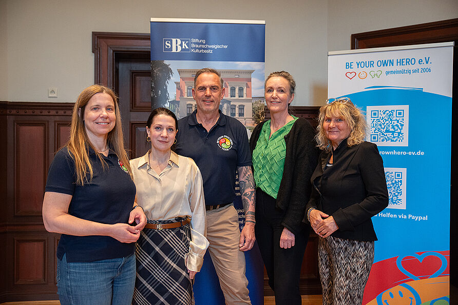 Nicole Froberg (Projektleitung BE YOUR OWN HERO e. V.), Maria-Rosa Berghahn (Haus der Stiftungen Braunschweig), Joachim Franz (Vorstand BE YOUR OWN HERO e. V.), Prof. Almut Grüntuch-Ernst (TU Braunschweig) und Sabine Sternberg (Unterstützerin von BE YOUR OWN HERO e. V.). (v.l.) 