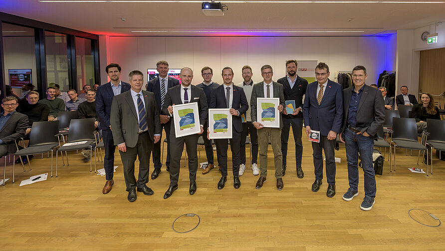 Verleihung der 5. NFF-Doktorandenpreise am 13. November 2023: Gruppenfoto mit allen Preisträgern, Doktorvätern, und NFF-Geschäftsstelle