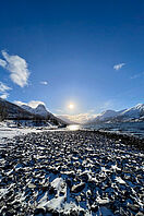 Winterlandschaft an einem norwegischen Fjord. 